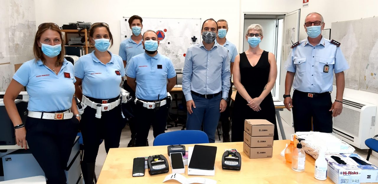 Addio alla carta, multe verbalizzate con smartphone e stampante portatile