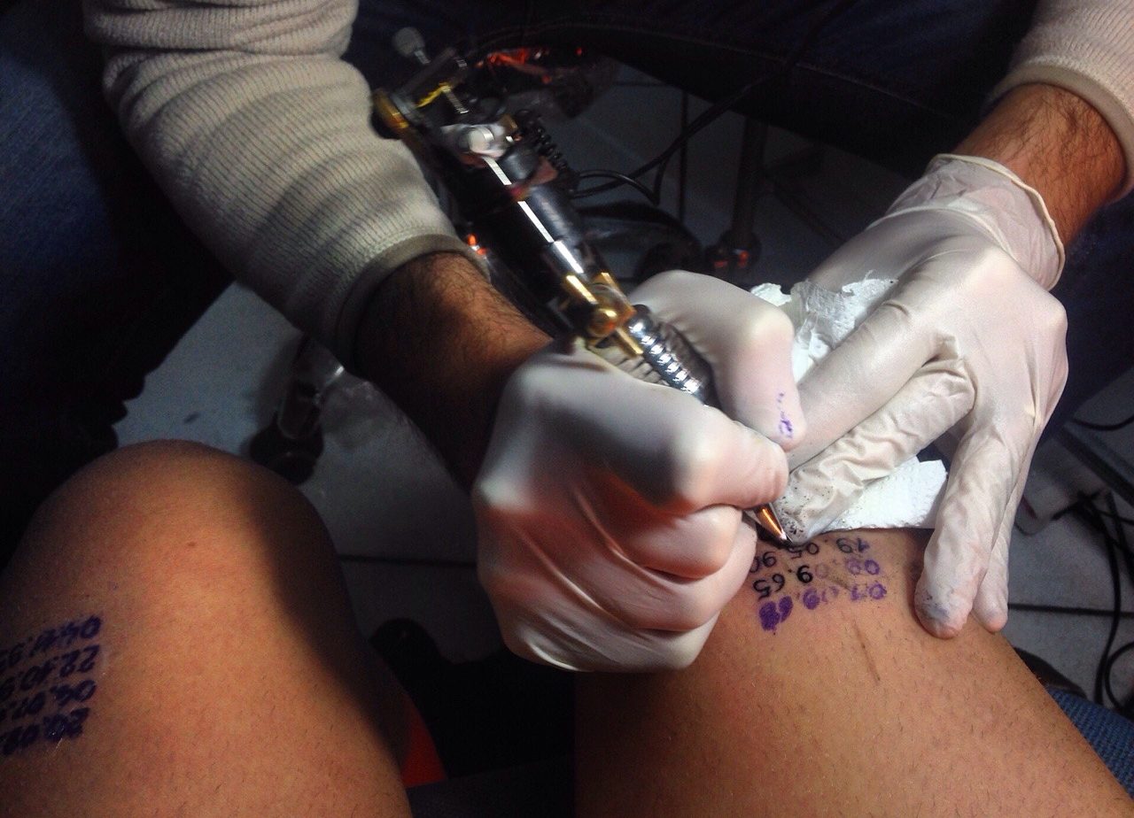 Estate, tattoo e ripensamenti: 1 su 10 vuole nascondere un tatuaggio di cui si è pentito