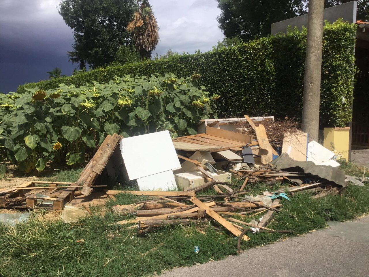 Mancata sicurezza stradale e degrado in via del Paradiso e via delle Miccine – LE FOTO