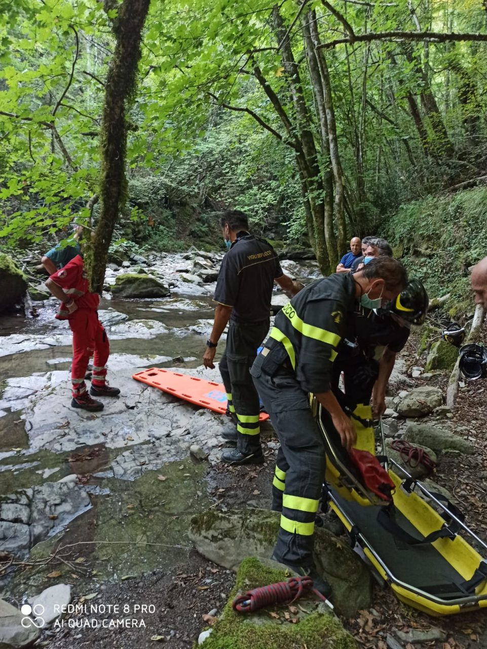 Vigili del fuoco per 4 ore in una zona impervia a Gavigno (Cantagallo): una donna cade e si infortuna a una caviglia