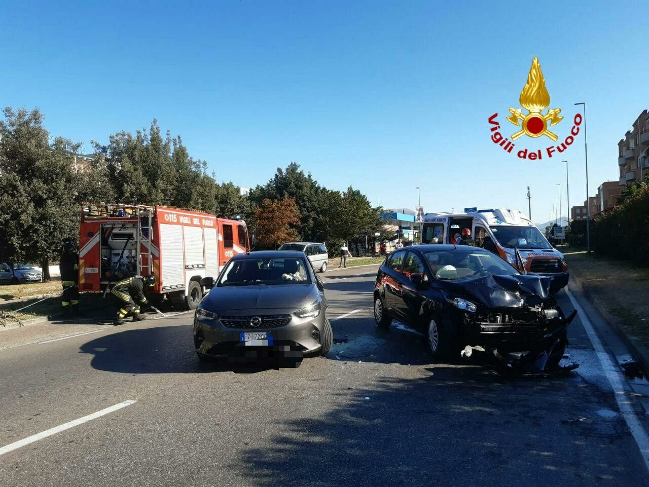 Ennesimo incidente sulla Barberinese. Uno dei conducenti rimane incastrato nell’abitacolo