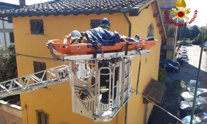 Cade in casa a Campi Bisenzio, vigili del fuoco la portano fuori tramite l'autoscala
