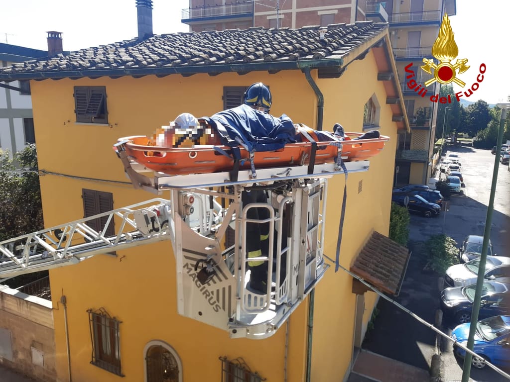 Cade in casa a Campi Bisenzio, vigili del fuoco la portano fuori tramite l’autoscala