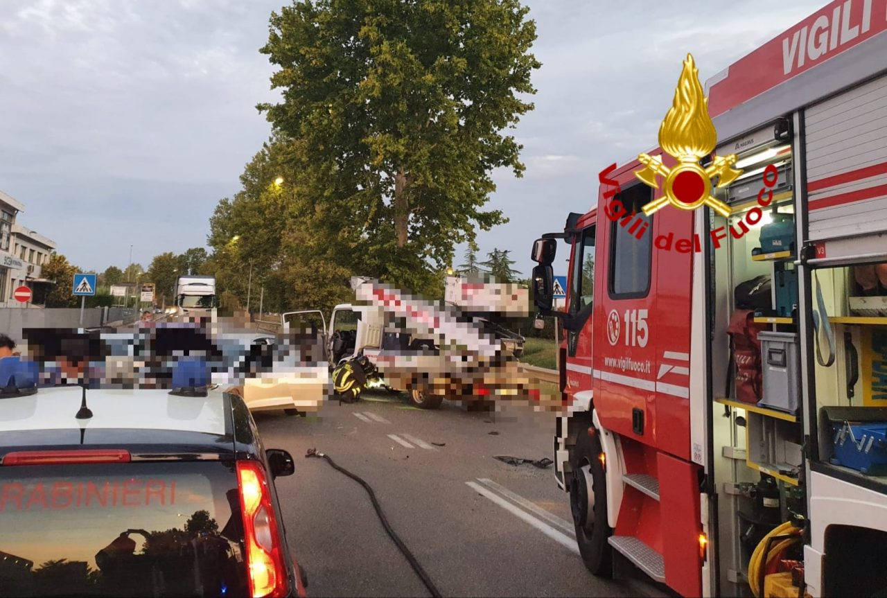 Incidente tra due auto e un furgone a Sesto Fiorentino