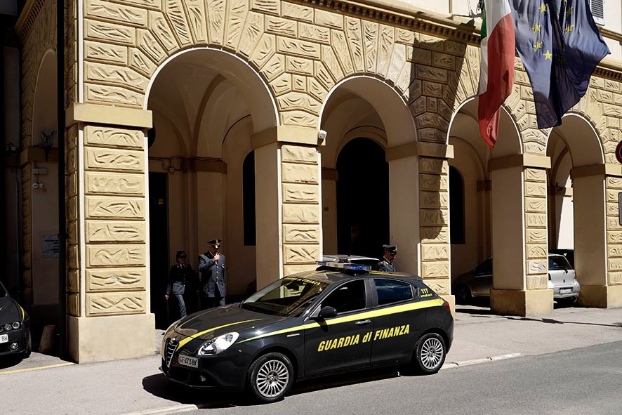 Finanziere bracca sul pullman due soggetti pronti a non pagare il biglietto