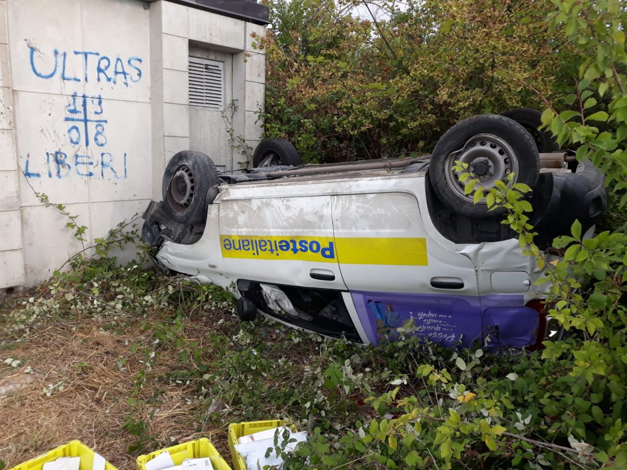 Ruba l’auto delle Poste Italiane, si ribalta e finisce in ospedale: arrestato