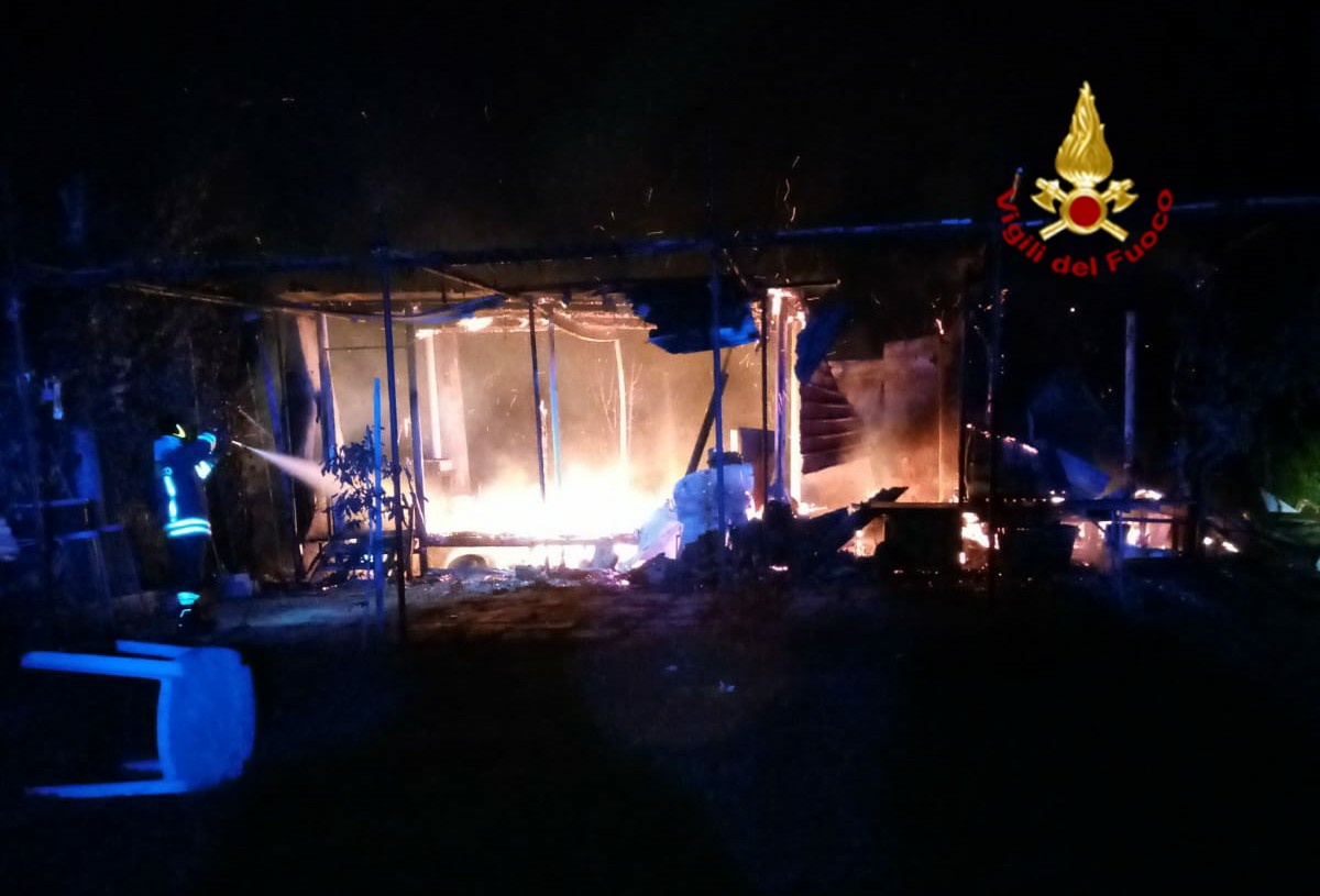 Via di Castelnuovo: a fuoco una baracca in un terreno agricolo
