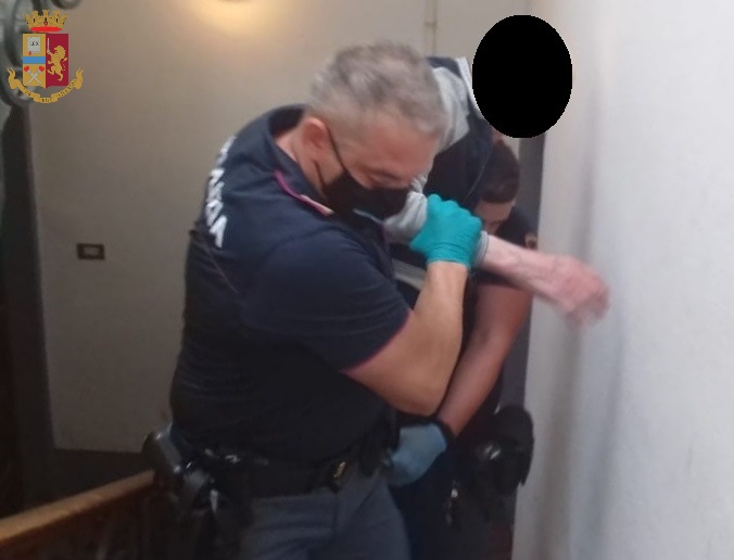 Anziano resta bloccato nell’androne del suo palazzo a Firenze: due agenti della Polizia di Stato lo hanno soccorso e trasportato in braccio fino al suo appartamento al quarto piano