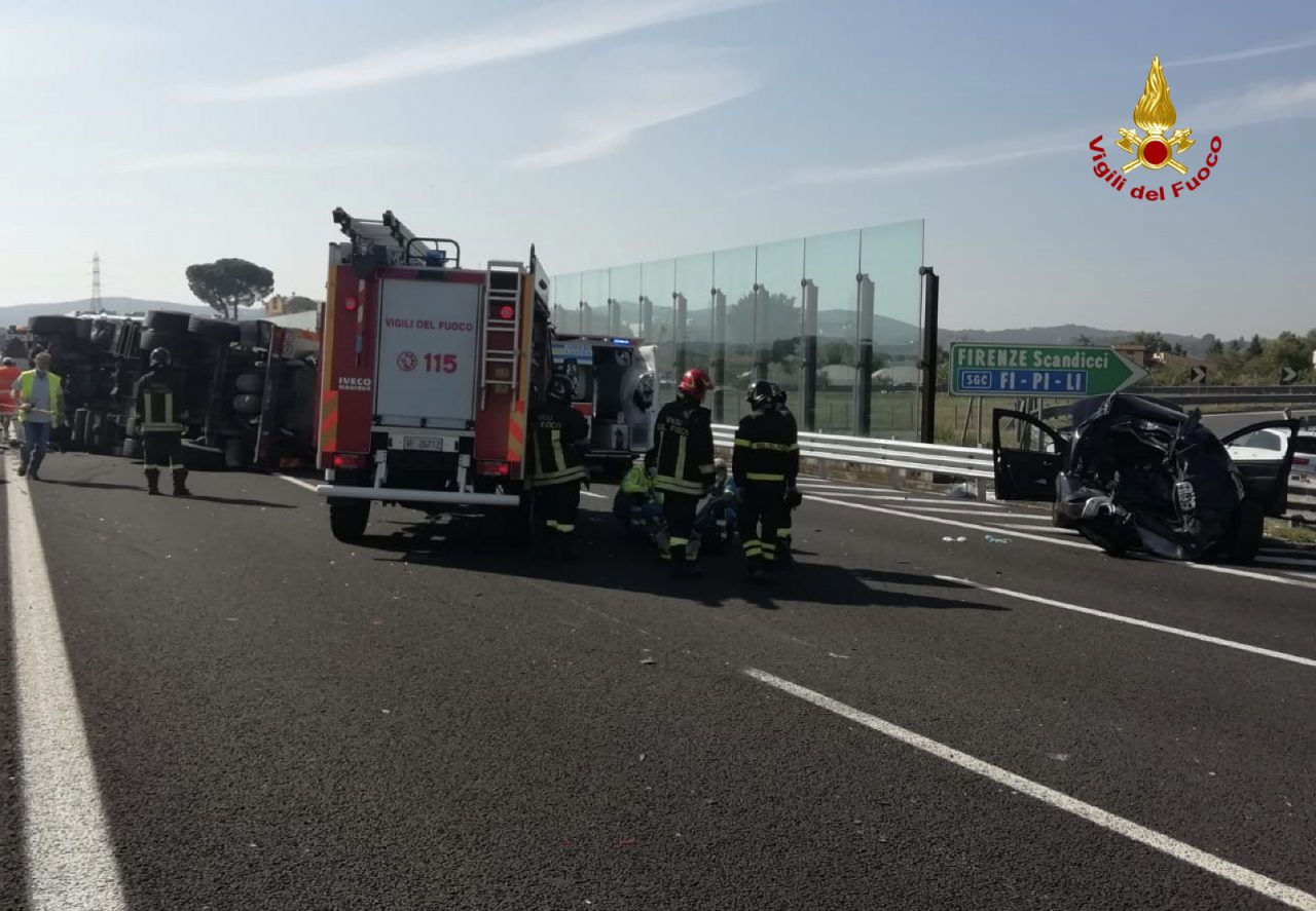 Auto e tir si scontrano sulla A1 a Scandicci: tre persone estratte dai veicoli