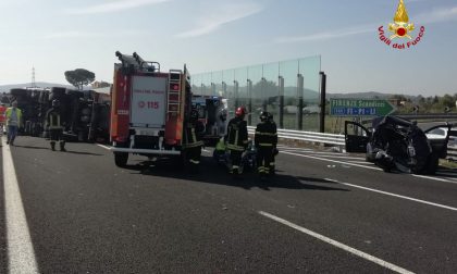 Auto e tir si scontrano sulla A1 a Scandicci: tre persone estratte dai veicoli