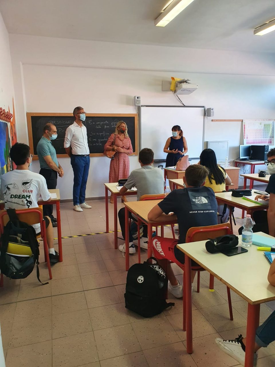 Primo giorno per gli studenti delle superiori pratesi GUARDA LE FOTO