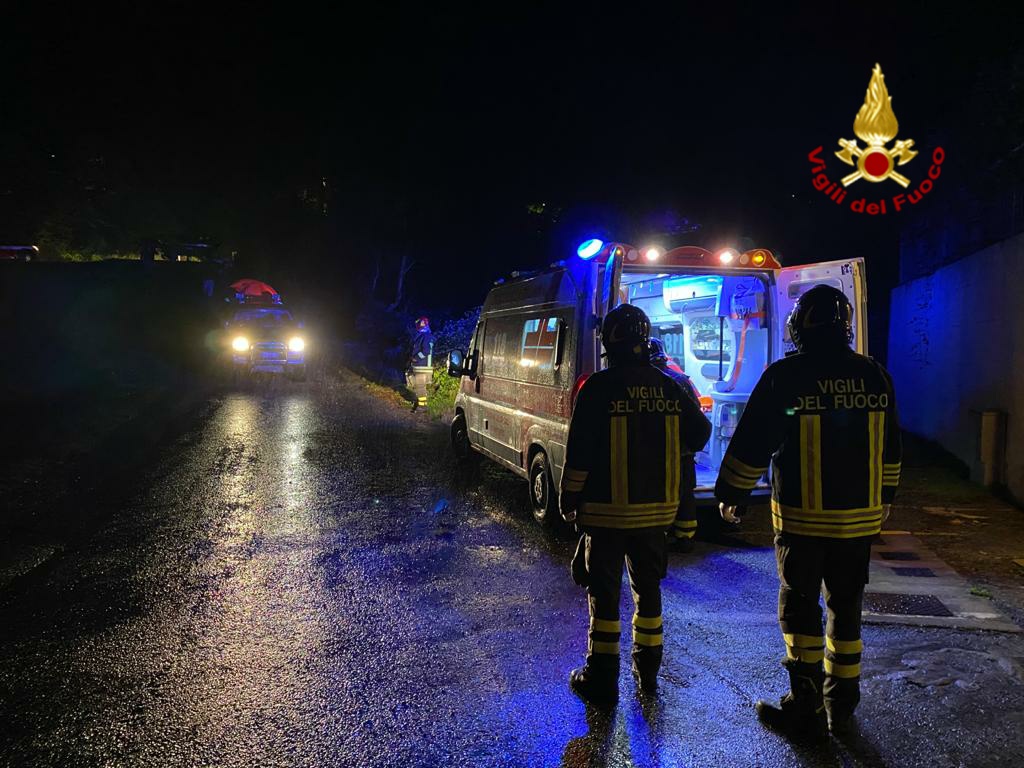 Vernio, resta col braccio incastrato sotto il trattore: liberato dai vigili del fuoco