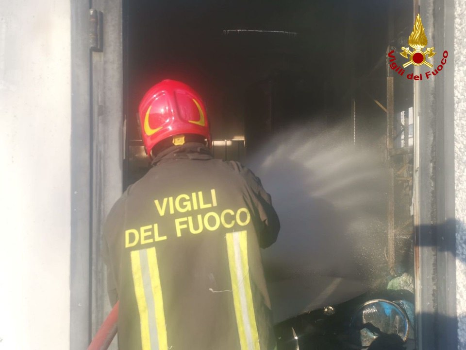 Vigili del fuoco al lavoro a Carmignano per un incendio in un capannone
