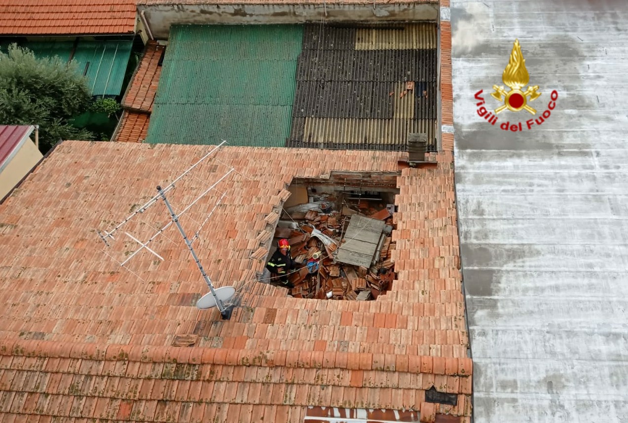 Crolla parte di un tetto di un condominio a Prato: evacuati i residenti
