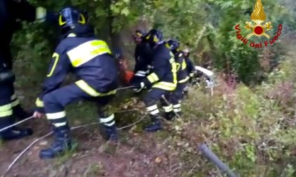 Auto finisce fuori strada, una persona salvata