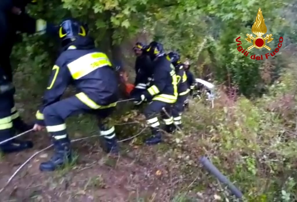 Auto finisce fuori strada, una persona salvata