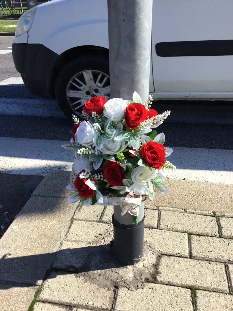 Un mazzo di rose rosse per il centauro morto all’Osmannoro