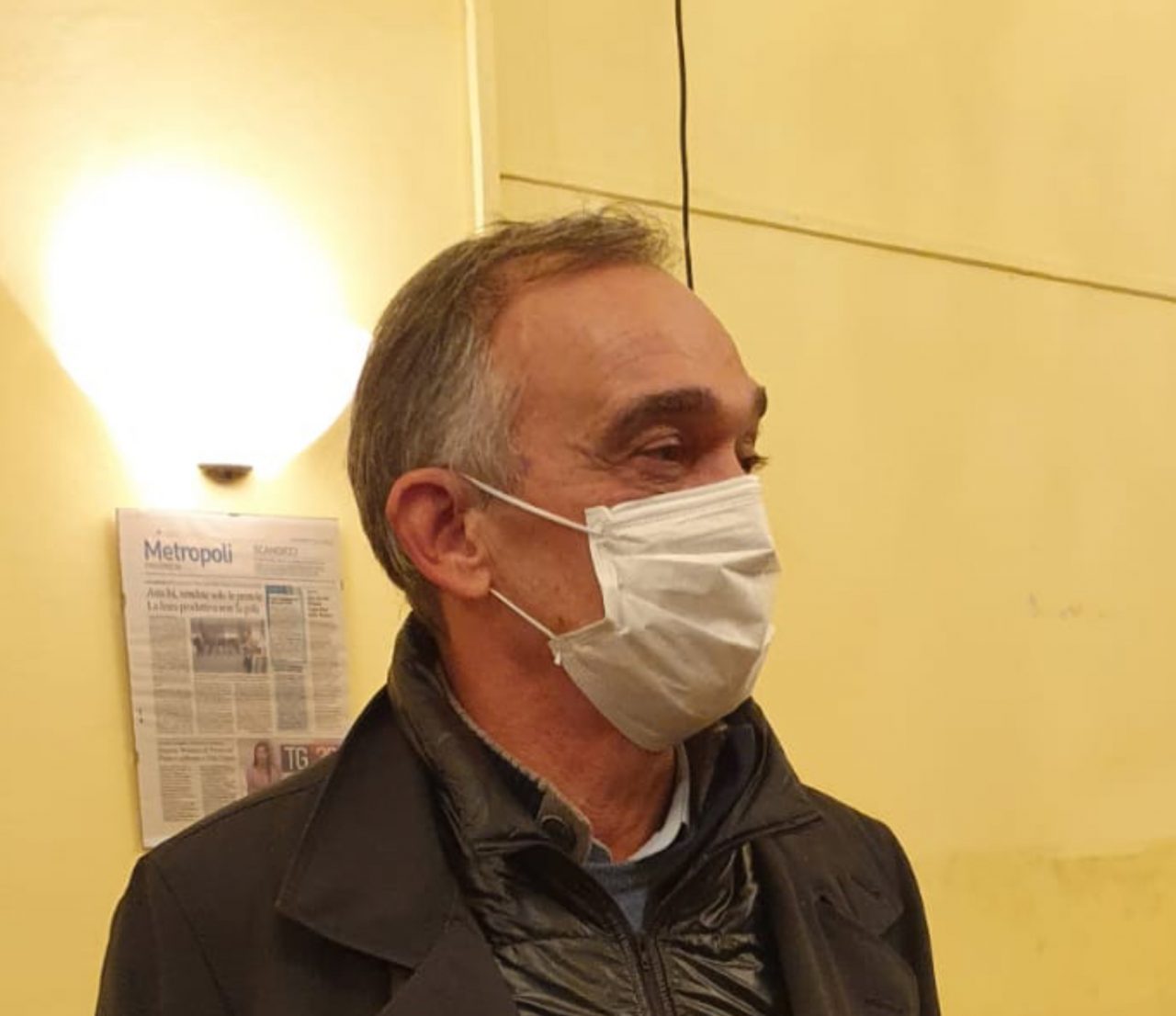 Enrico Rossi è  arrivato a Signa in treno: “qua per lavorare, basta invettive personali”