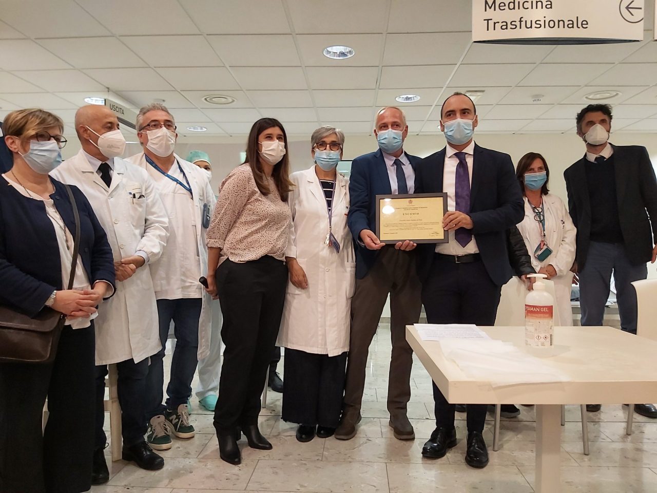 Il momento del riconoscimento: gli operatori della sanità pratese ricevono un attestato di merito ed un encomio per i meriti conseguiti durante l’emergenza sanitaria per il Coronavirus