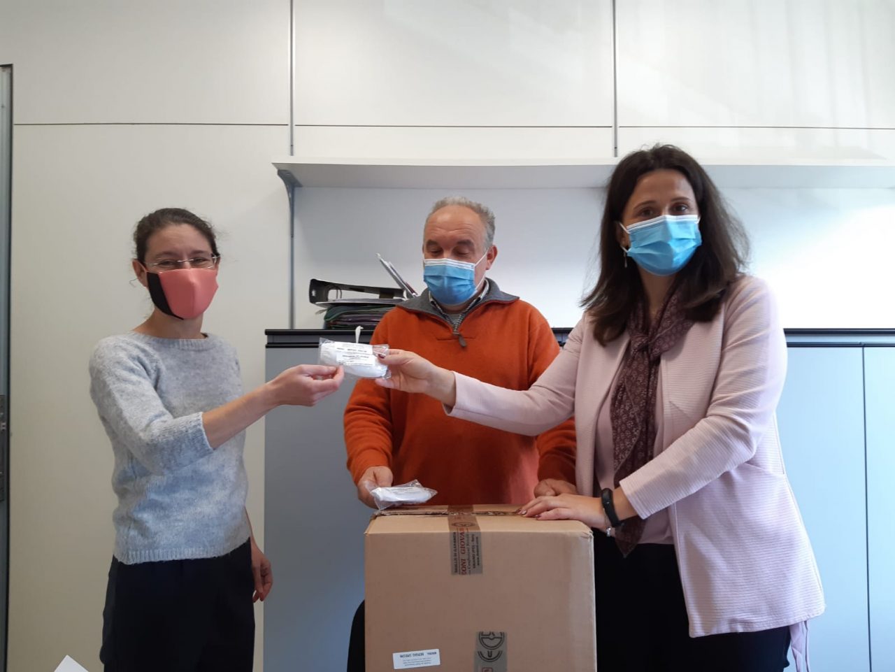 Ai ragazzi della Bartolini le mascherine della famiglia Dreoni