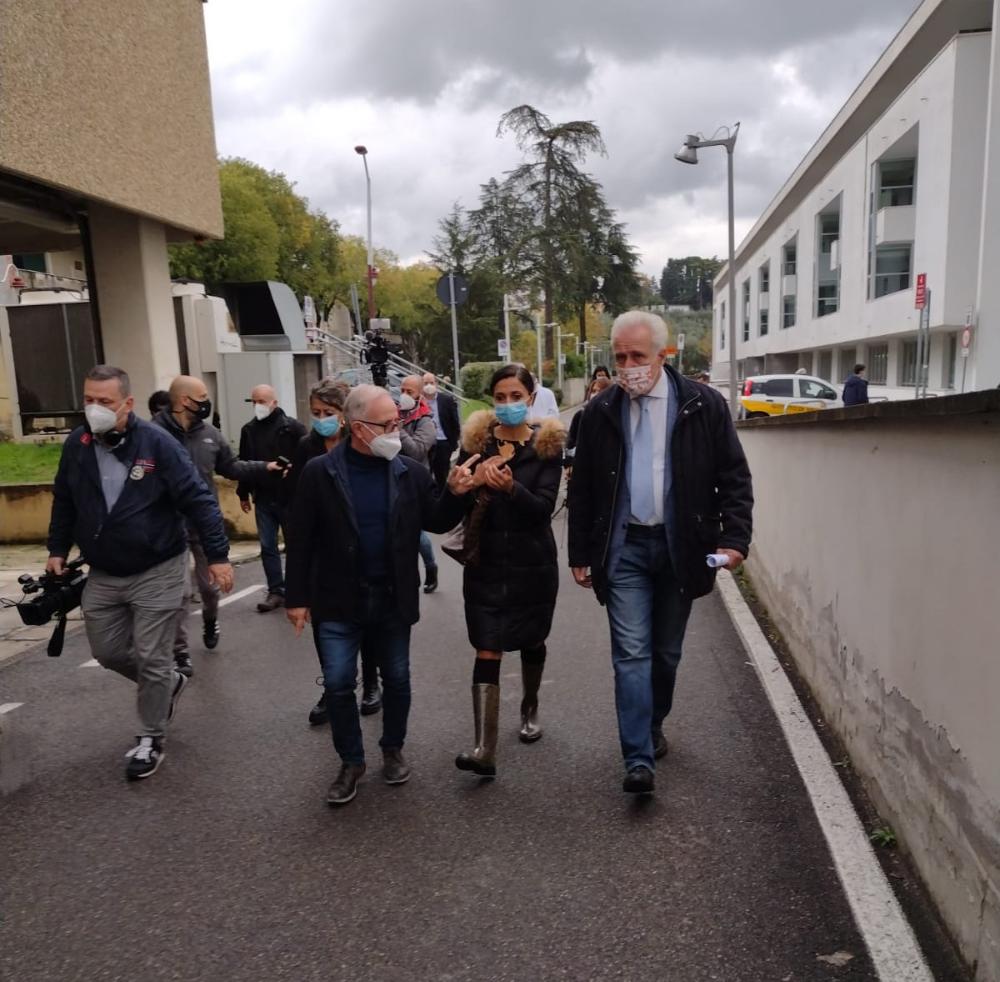 Stop alle visite in ospedale, al calcio e al calcio a 5 regionali. E’ la nuova ordinanza di Giani