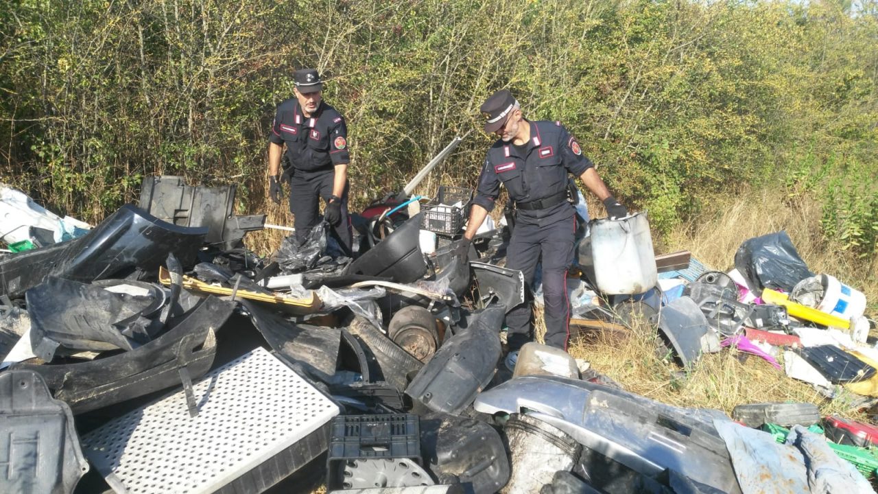 Campi Bisenzio, gestione illecita di rifiuti: Carabinieri forestali denunciano proprietario di un terreno e sequestrano 4mila metri di “deposito”