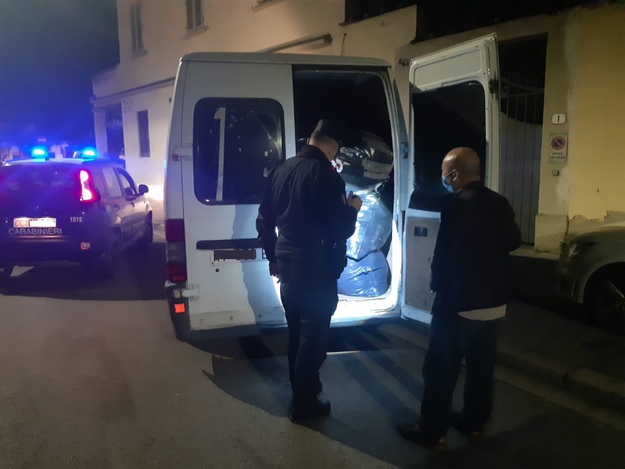 Sequestrata quasi una tonnellata di scarti tessili