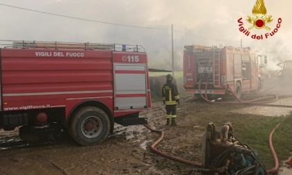 A fuoco 140 rotoballe: paura nella notte LE FOTO