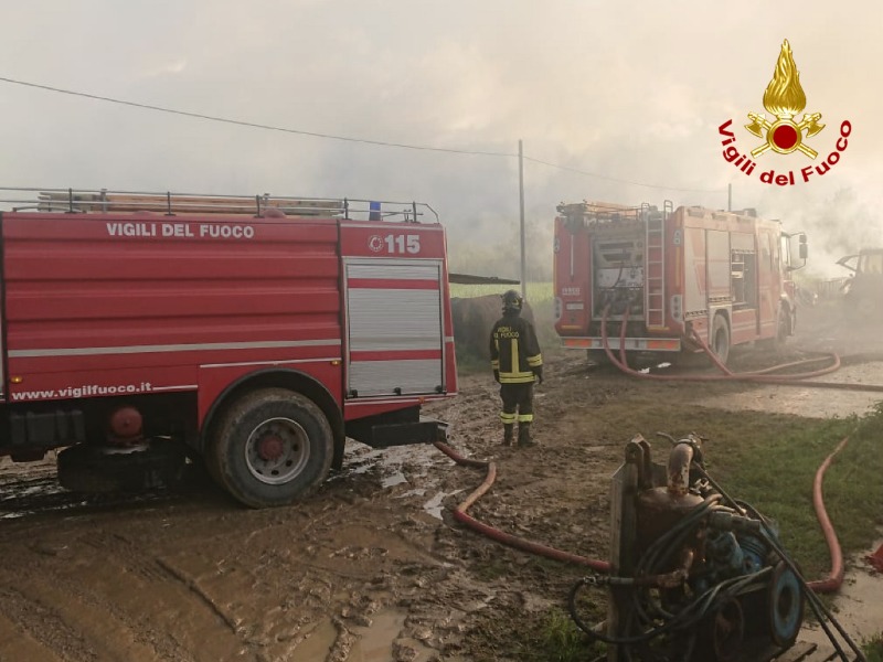 A fuoco 140 rotoballe: paura nella notte LE FOTO
