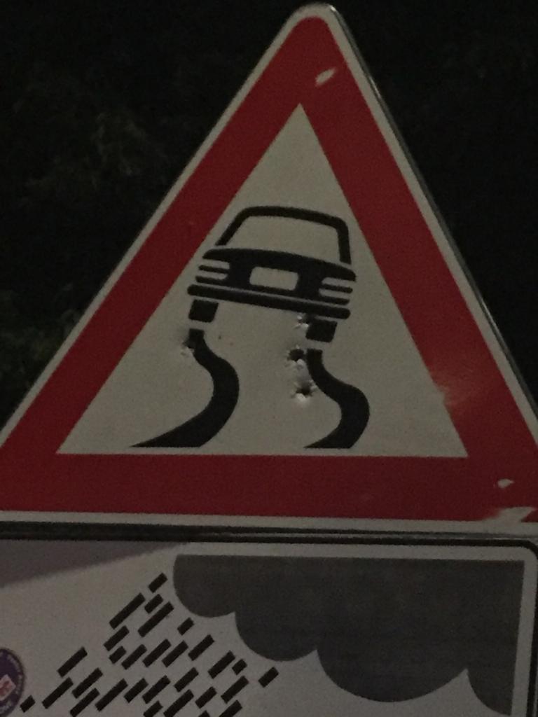 Spari nella notte contro un cartello stradale