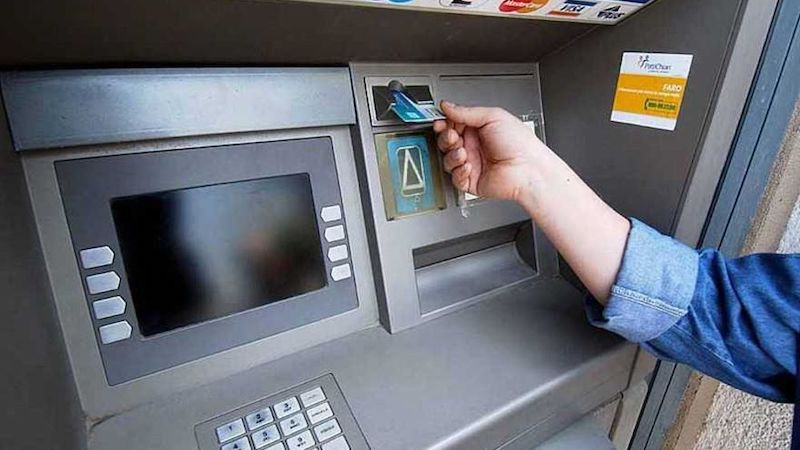 Collaboratrice domestica ruba carta di credito nella casa dove fa le pulizie e poi va a prelevare: arrestata