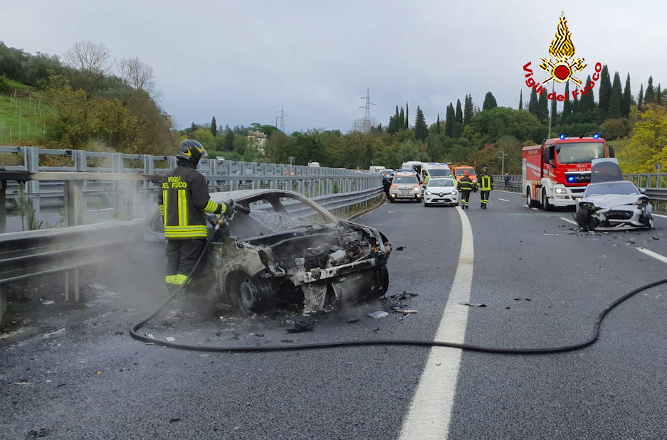 Grave incidente sull’A1. A fuoco una delle auto