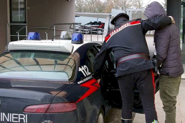Campi Bisenzio: sorpreso a rubare su un container all’interno di un’area recintata