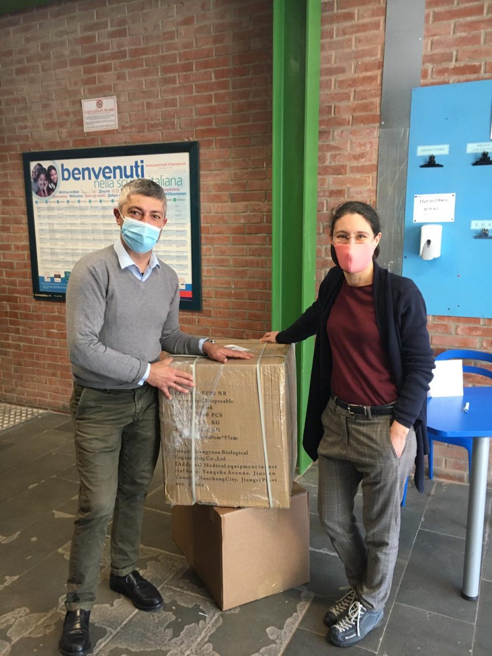 Vaiano, l’AZ Filati dona 2000 mascherine all’istituto Bartolini LE FOTO