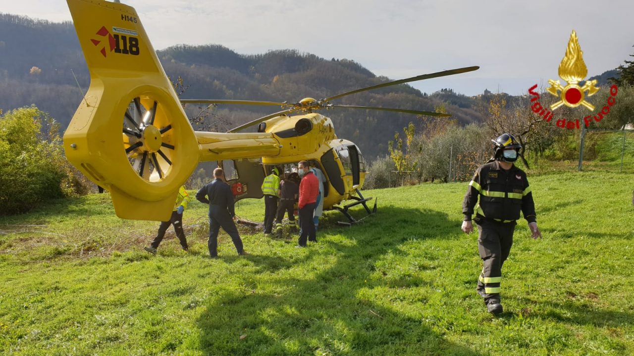 Malore durante la raccolta delle olive, l’intervento dei Vigili del fuoco