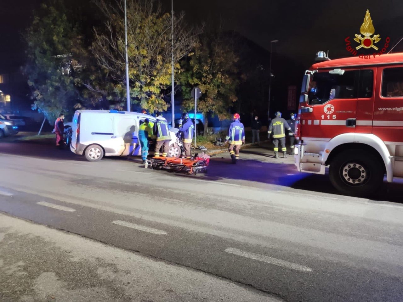 Scontro tra due furgoni in via dei Confini