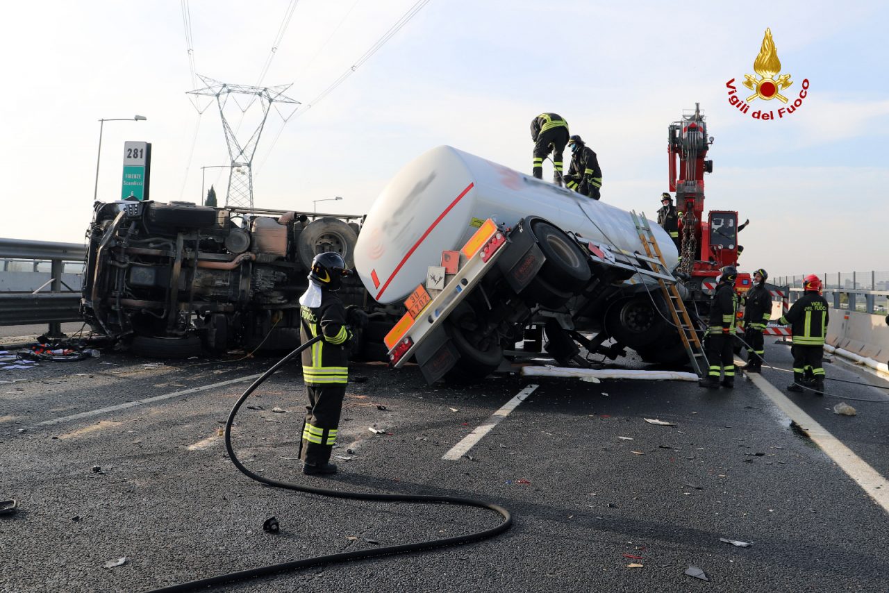 Si ribalta una cisterna in autostrada: chiusa la corsia sud dell’A1, vigili del fuoco di Firenze al lavoro