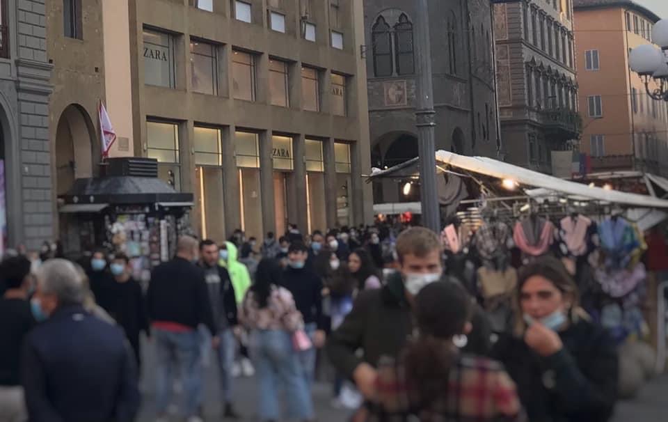 Troppa gente ancora in giro, il messaggio del sindaco Dario Nardella
