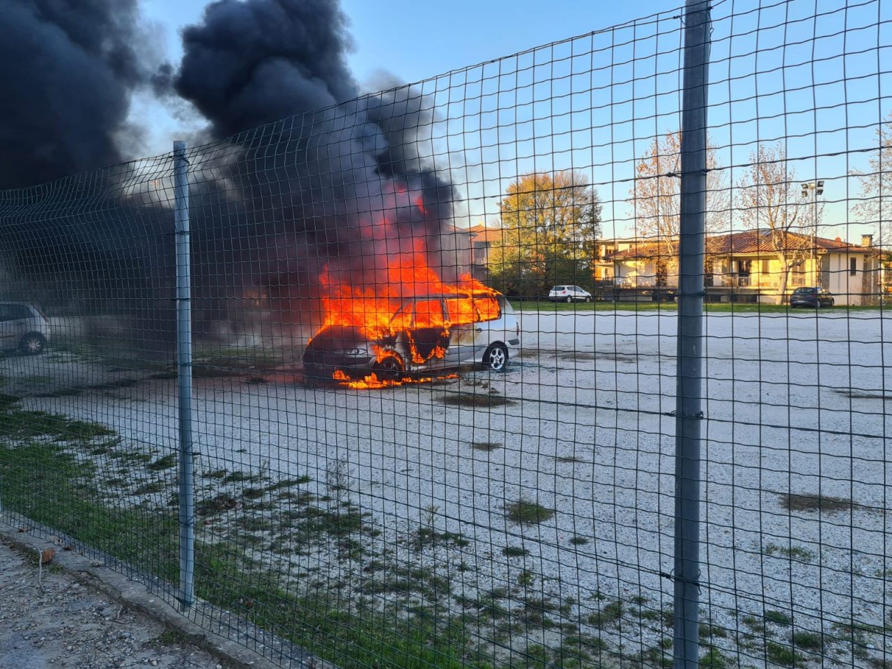 Prende fuoco auto abbandonata: ipotesi dolo