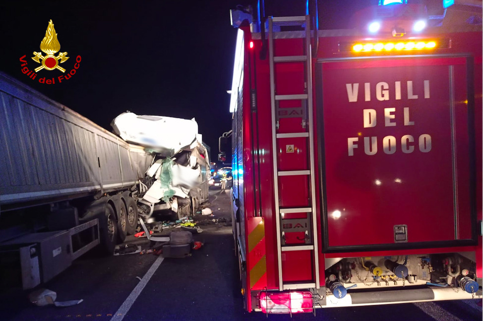 Incidente in autostrada tra tre mezzi pesanti