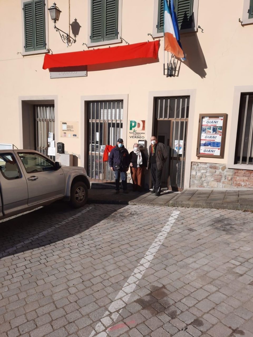 Un drappo rosso per dire no alla violenza sulle donne