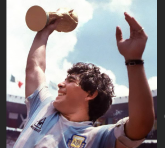 Addio a Diego Armando Maradona, tre anni fa la sua ultima visita a Firenze