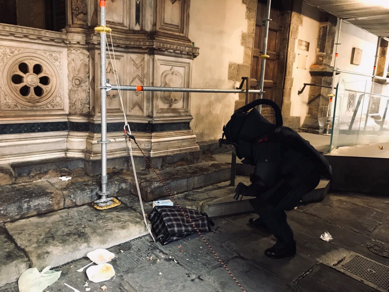 Allarme per zainetto sospetto abbandonato in centro a Firenze – LE FOTO
