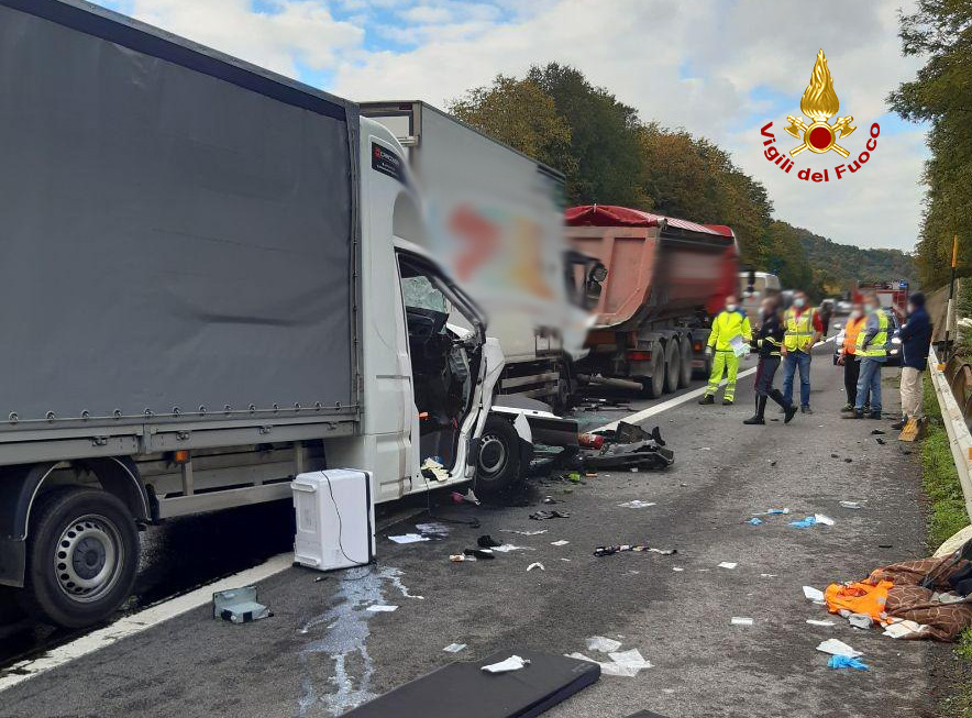 Incidente sulla A1 tra due mezzi pesanti e un furgone