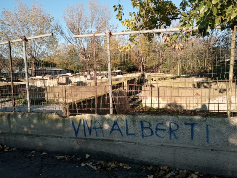 “Viva Alberti”..spunta una scritta all’ingresso dell’ex canile di Sesto