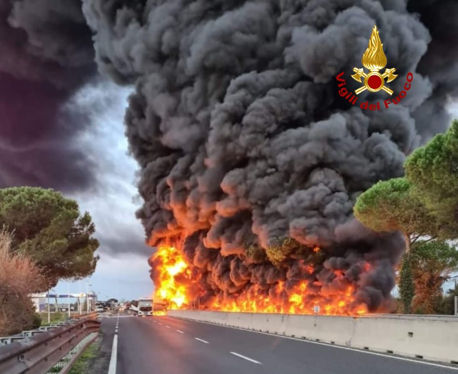 Spaventoso incendio sulla Fi-Pi-Li: l’assessore Baccelli “Per le 22 di stasera sarà nuovamente percorribile in sicurezza” FOTO E VIDEO