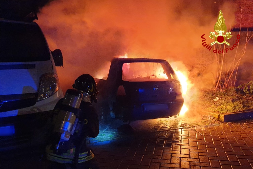 Va a fuoco un’auto in via Bovio: in corso gli accertamenti per stabilire le cause
