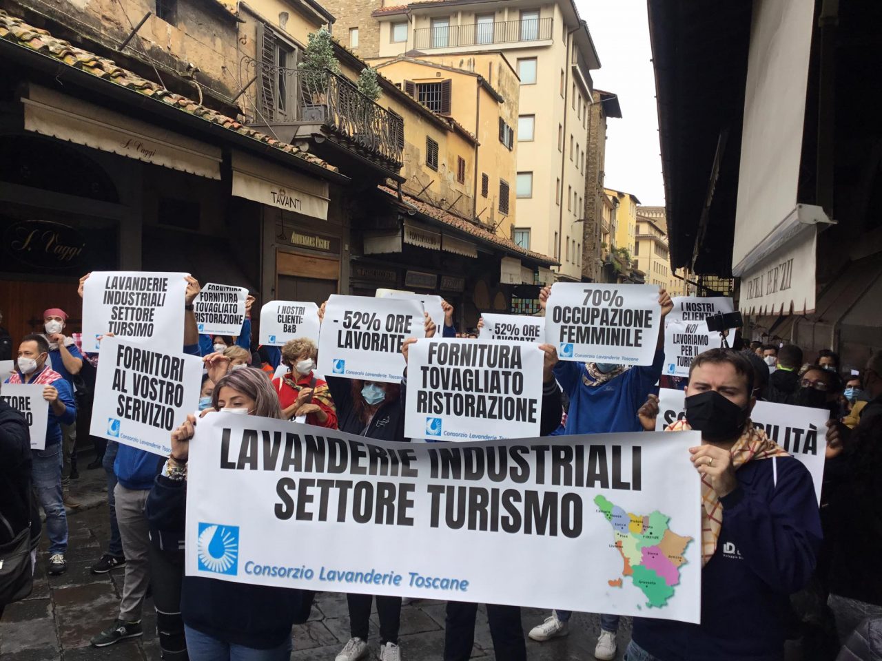 La lunga marcia dei “Ristoratori Toscana”: stamani il flash mob sul Ponte Vecchio, poi la partenza fino a Roma – LE FOTO