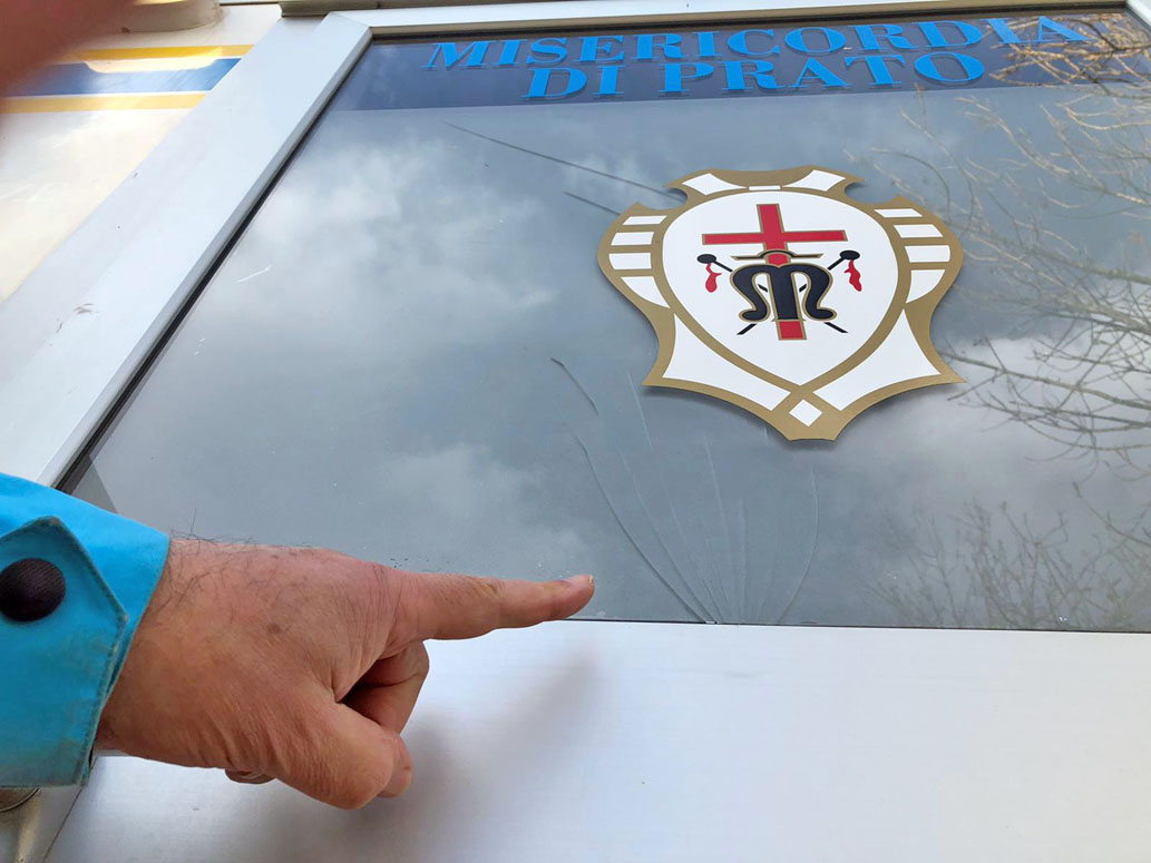 Prato, vandali in azione contro il container della Misericordia per i tamponi al polo scolastico di via Reggiana