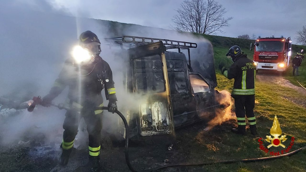 A fuoco furgone: GUARDA TUTTE LE FOTO